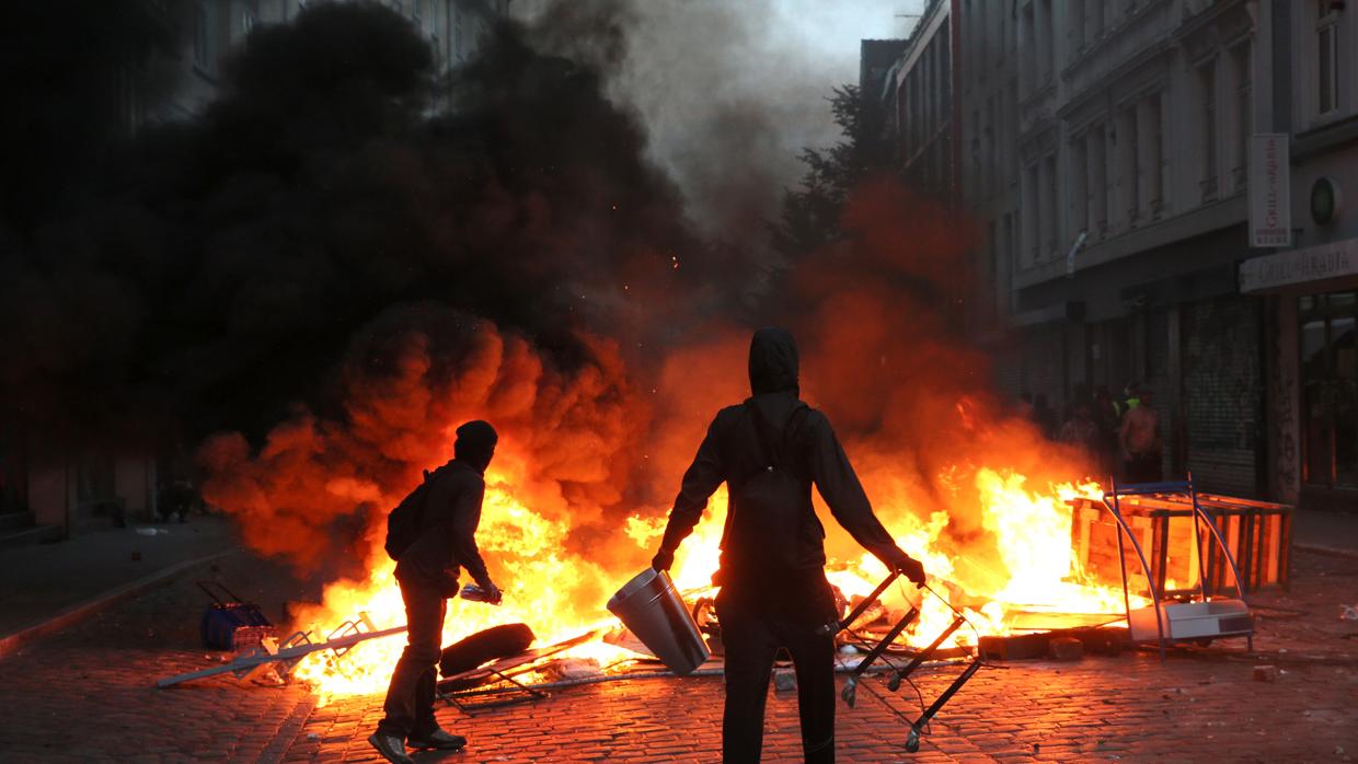 Se colocaron barricadas incendiarias en varios puntos de la ciudad