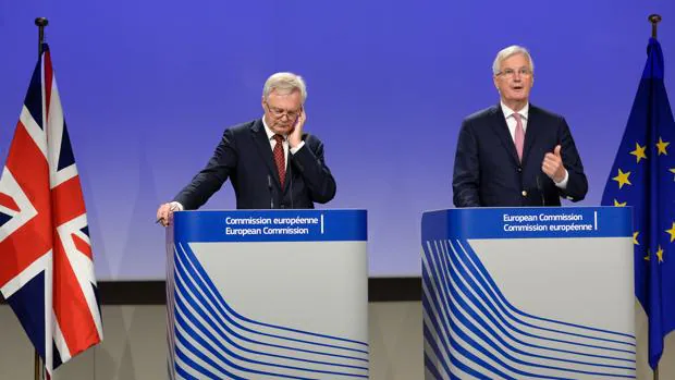 El ministro británico para el Brexit, David Davis, escucha al negociador europeo Michel Barnier
