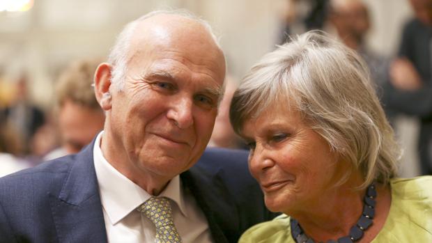 El nuevo líder de los liberales británicos, sir Vince Cable, junto a su esposa