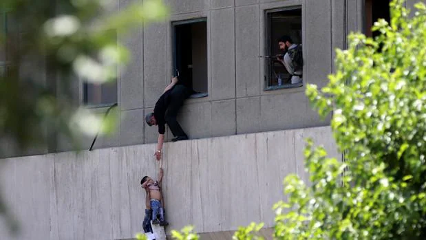 Evacución de civiles durante el ataque al parlamento de therán el pasado 7 de junio