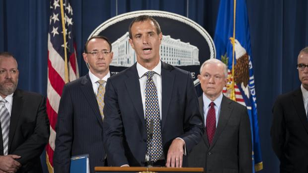 El director ejecutivo de Europol, Rob Wainwright (c); el fiscal general, Jeff Sessions (cd); el fiscal general adjunto estadounidense, Rod Rosenstein (ci); y el director del FBI en funciones, dan una rueda de prensa