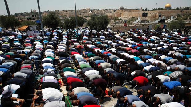 Miles de palestinos han rezado este viernes frente a la Explanada de las Mezquitas a modo de protesta