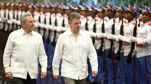 El presidente colombiano, José Manuel Santos (izq.), con Raúl Santos en su visita a Cuba