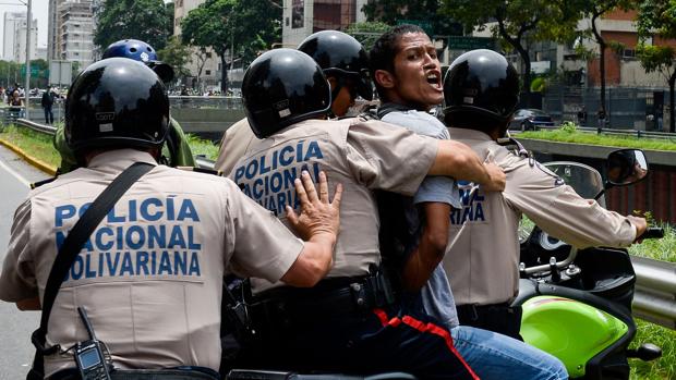 Denuncian a 57 altos cargos de Maduro ante la Corte Penal Internacional por torturas durante las protestas