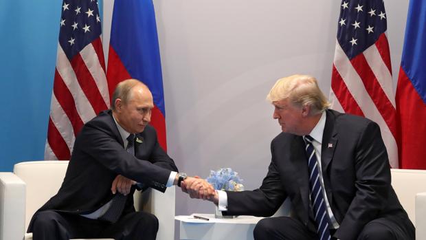 Vladimir Putin y Donald Trump durante su primer encuentro en la cumbre del G20 en Hamburgo