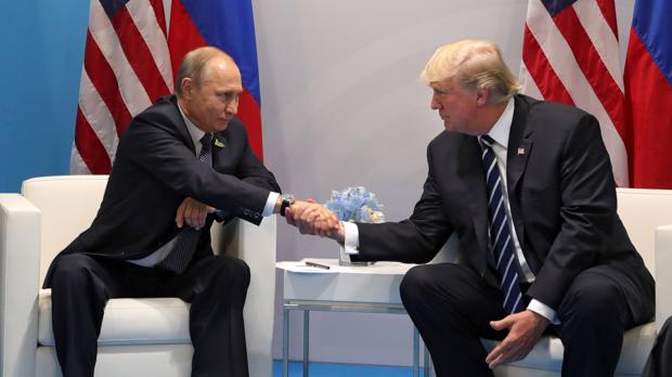 Vladimir Putin y Donald Trump reunidos durante la cumbre del G20 en Hamburgo