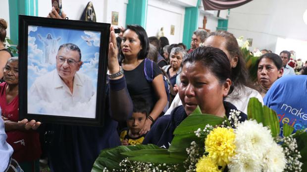 Funeral por el párroco asesinado Luis López Villa