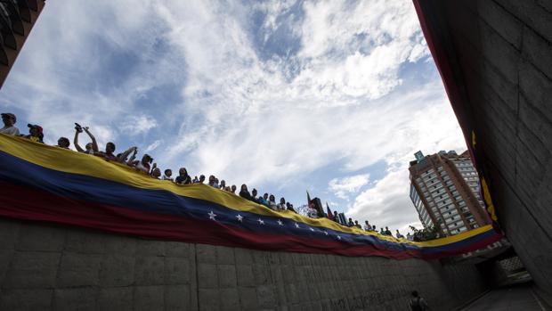 Un grupo de venezolanos homenajean a los muertos en las protestas contra Maduro