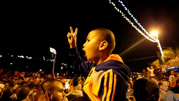 Un niño palestino celebra en la Puerta de los Leones la retirada de las medidas de seguridad