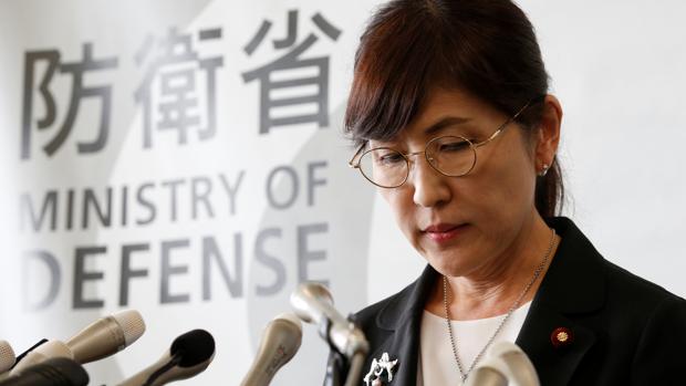 La ministra de defensa japonesa, Tomomi Inada, anuncia su dimisión durante una rueda de prensa en Tokio