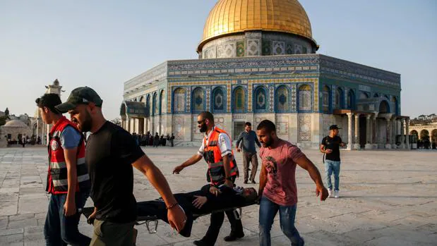 personal sanitario atendiendo a un herido en la mezquita de Al Aqsa