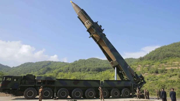 Imagen de un misil balístico intercontinental, Hwasong-14, en Corea del Norte