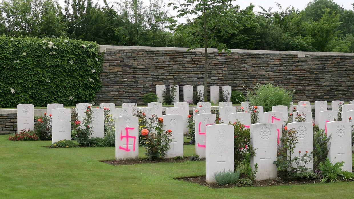 Vista de pintadas nazis hechas en el cementerio inglés de Loos en Gohelle, al norte de Francia, construido por la I Guerra Mundial. Imagen de archivo correspondiente a 2010