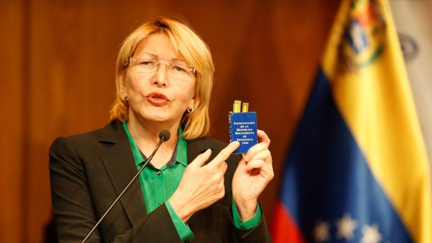 La fiscal general de Venezuela, Luisa Ortega Díaz, sostiene una constitución durante una conferencia