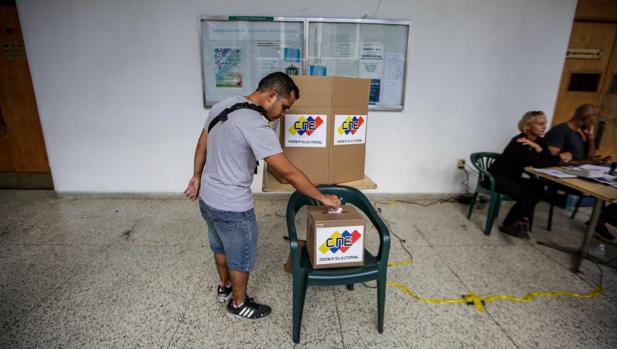 Un ciudadano vota en la elección de la Asamblea Nacional Constituyente de Venezuela