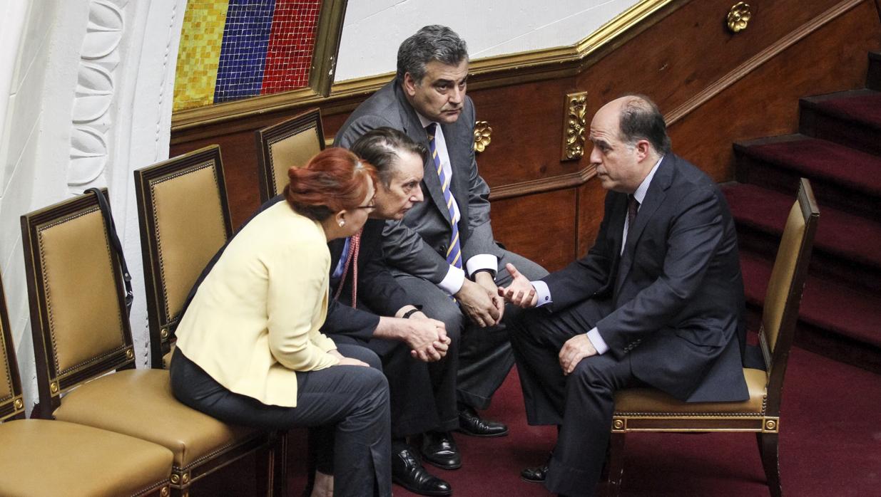 El presidente del Parlamento, el opositor Julio Borges (d), conversa con los embajadores en Venezuela de México, Erendira Paz (i), del Reino Unido, John Saville (2i), y de España, Jesús Silva (2d), en la sede del Parlamento