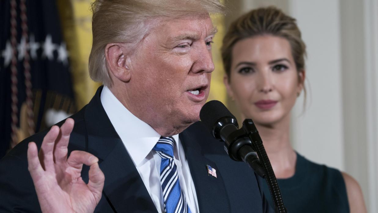 Donald Trump, ante su hija Ivanka en un evento en la Casa Blanca sobre pequeños negocios