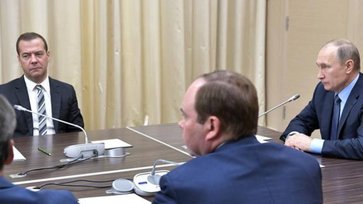 El presidente ruso Vladímir Putin (d) y el primer ministro de Rusia, Dmitry Medvedev (i) asisten a un reunión con los miembros del gobierno en Novo Ogaryovo, en las afueras de Moscú