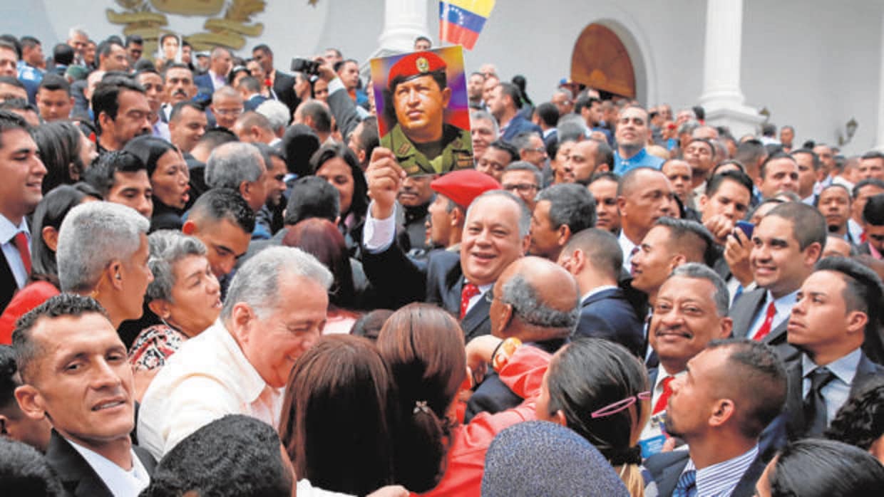 Diosdado Cabello, miembro de la Asamblea Nacional Constituyente, en el centro, sostiene un cuadro del fallecido presidente de Venezuela, Hugo Chávez