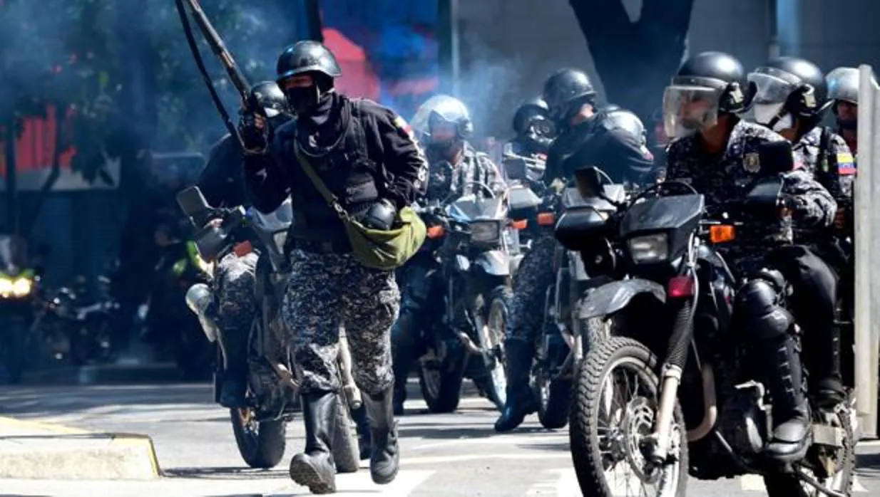 La policía bolivariana, durante las protestas de hoy en Caracas