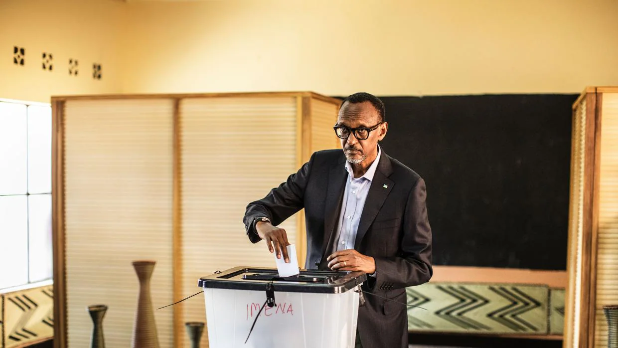 El candidato, Paul Kagame, depositando su voto