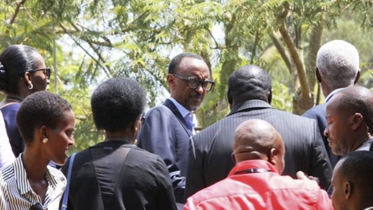 El presidente de Ruanda, Paul Kagame depués de votar para las elecciones generales, en un centro electoral en Kigali (Ruanda)