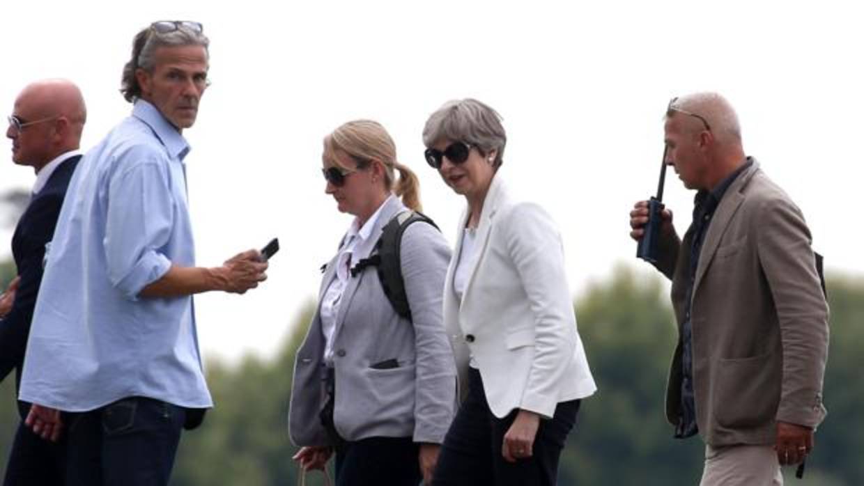La primera ministra británica, Theresa May (2-d), a su llegada a Sirmione, en el Lago de Garda, Italia