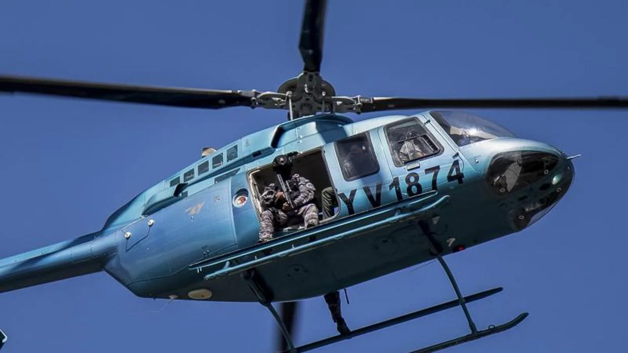 Autoridades venezolanas sobrevuelan en helicóptero durante una manifestación de apoyo este domingo a un grupo de militares que se sublevó contra el Gobierno de Nicolás Maduro, en Valencia (Venezuela)