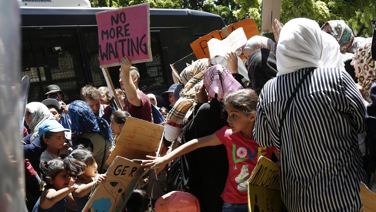 Un grupo de refugiados protesta para reclamar reunidicaciones familiares entre Alemania y Grecia