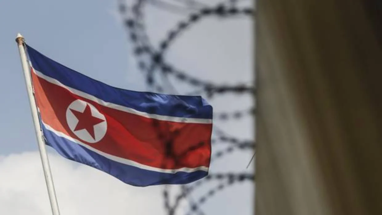 Una bandera de Corea del Norte ondea frente a la frontera con Corea del Sur