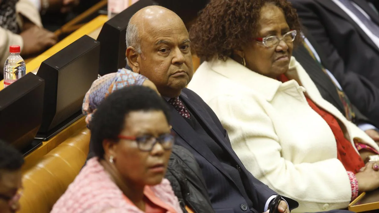 El exministro de Finanzas Pravin Gordhan (c) asiste a la moción de censura contra el presidente Jacob Zuma
