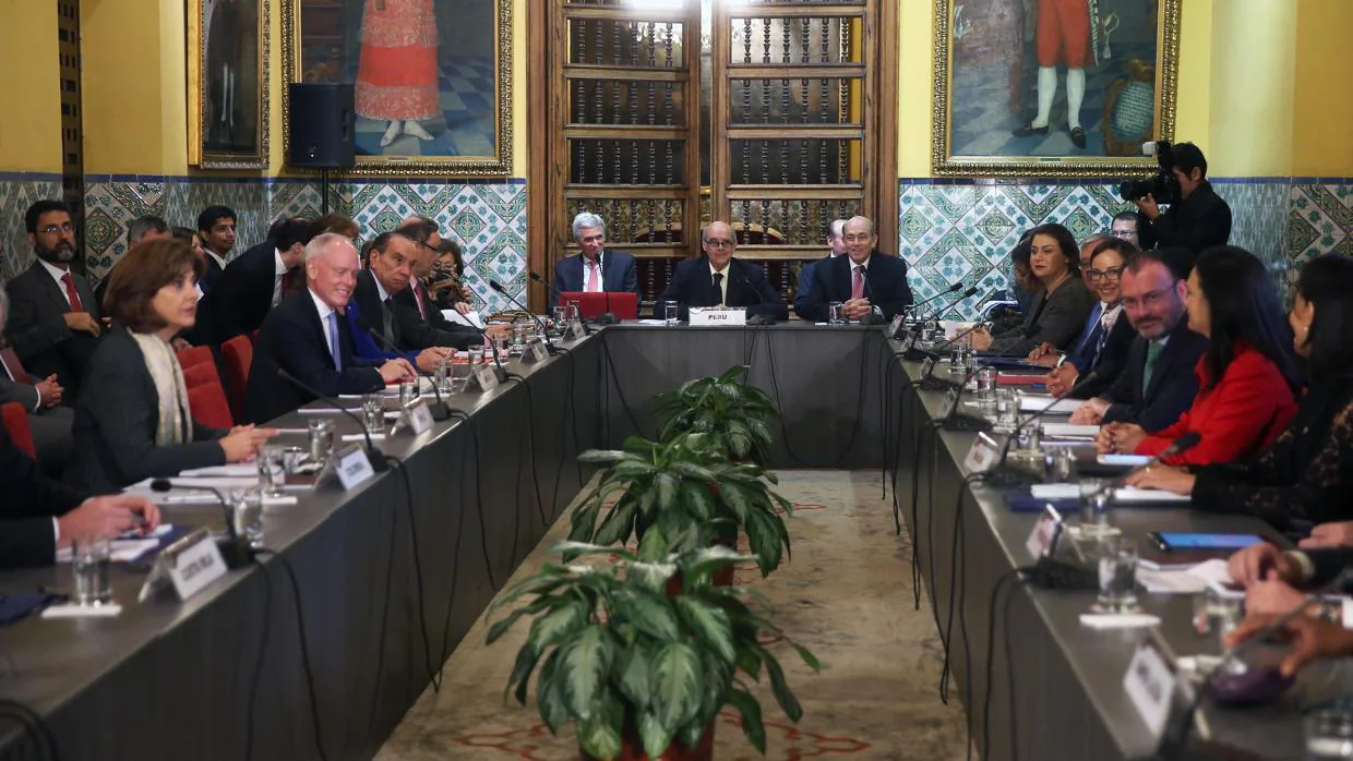 El canciller de Perú, Ricardo Luna (c, fondo), preside la mesa de reunión de cancilleres y ministros de Relaciones Exteriores de América y el Caribe