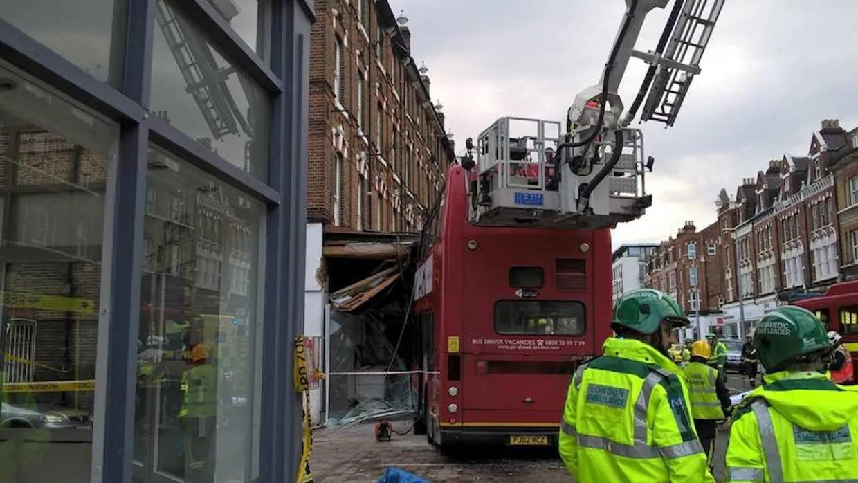 Rescatadas las dos personas atrapadas en un autobús de dos plantas que se ha estrellado en Londres