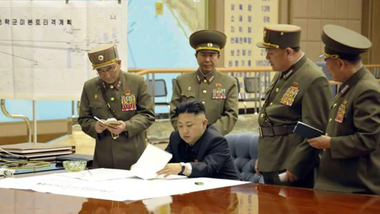 Kim Jong-un mientras mantiene un gabinete de crisis con varios oficiales norcoreanos
