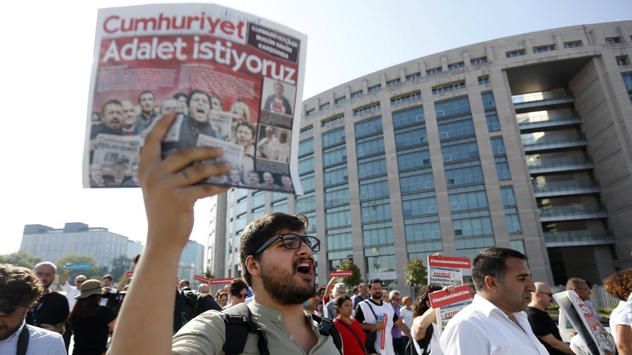Manifestación en Turquía el pasado mes de julio contra el juicio a los periodistas del diario Cumhuriyet