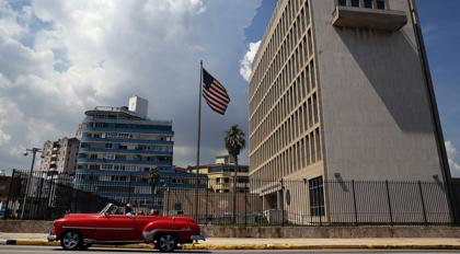 Foto de archivo de un coche clásico pasa delante de la Embajada de EE.UU. en La Habana