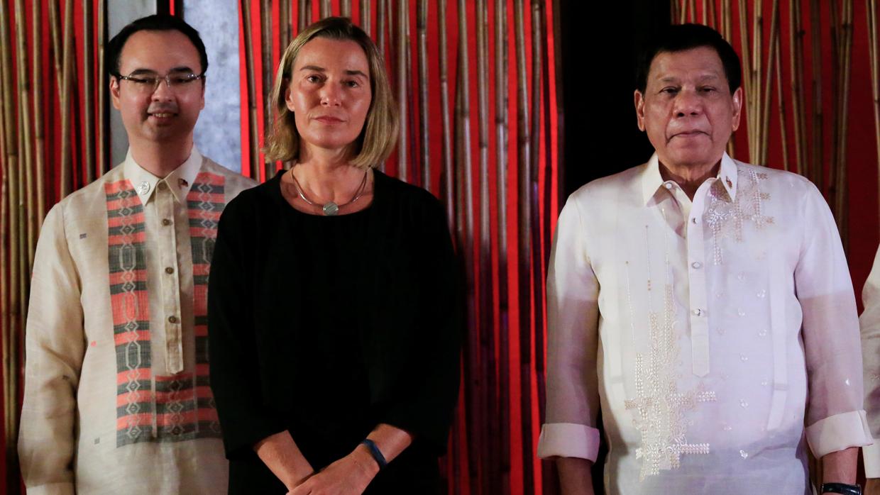 Federica Mogherini (centro) junto al presidente de Filipinas (dcha) durante la reunión de ministros de exteriores de la Asean