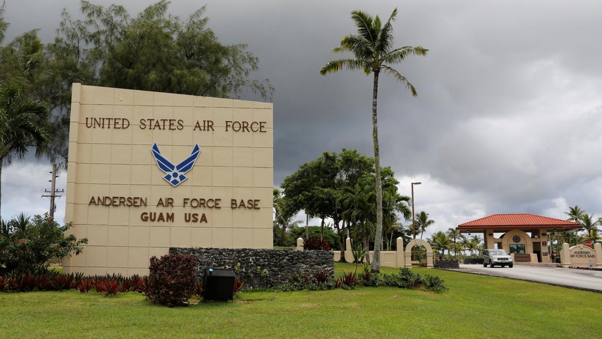 Vista de la entrada de la base del ejercito del aire de EE.UU. en Guam