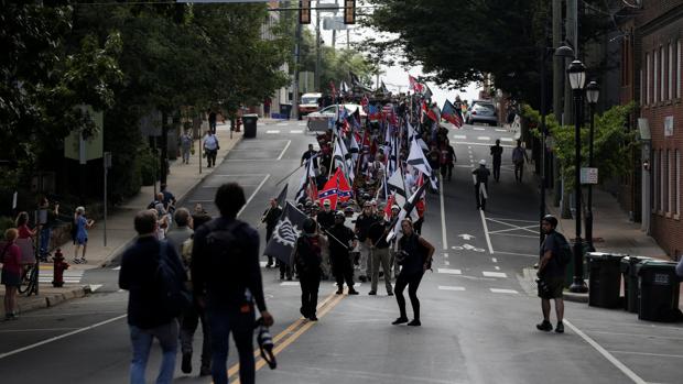 Al menos tres muertos por un atropello masivo durante una protesta neonazi en Charlottesville