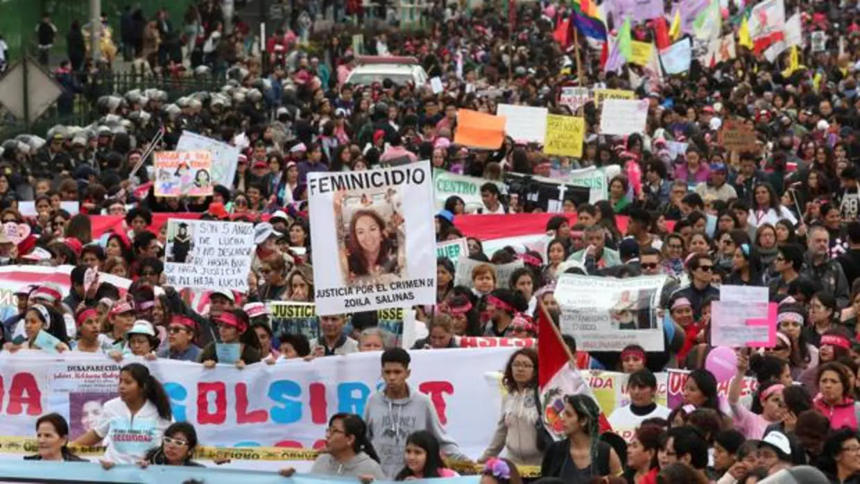 Simpatizantes de diversos colectivos sociales y de derechos de la mujer participan en la denominada marcha «Ni una menos»