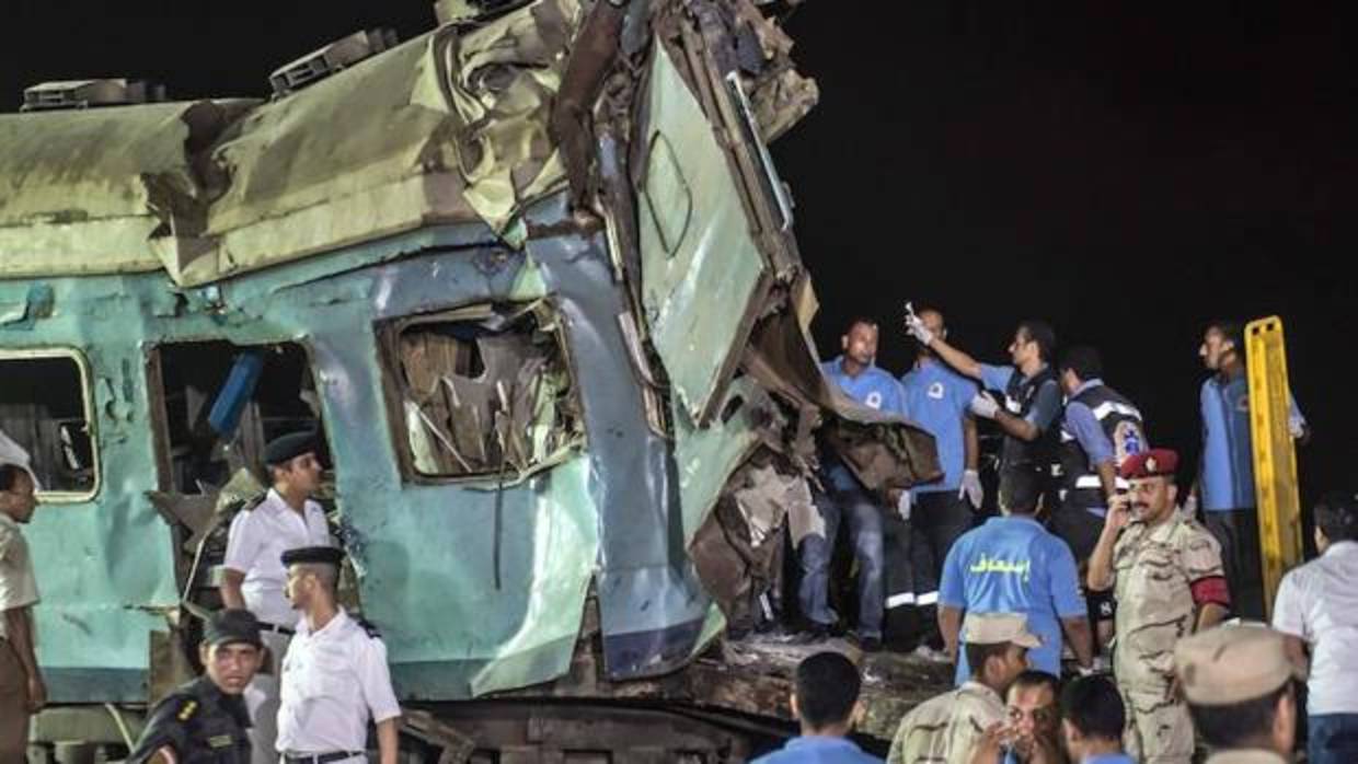 Uno de los socorristas se hace una «selfie» frente al tren accidentado