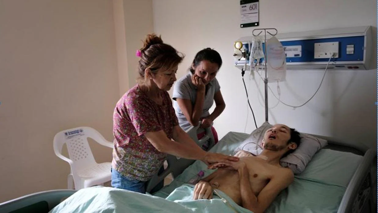 Yender Lorenzo, con su madre y una amiga de la familia, en el Hospital Erasmo Meoz, de Cúcuta