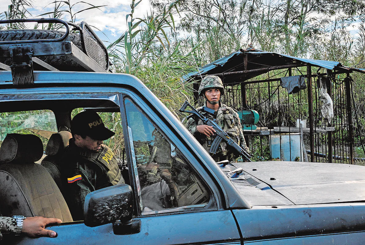 Fuerzas de seguridad colombianas interceptan un coche venezolano cargado de gasolina ilegal de contrabando