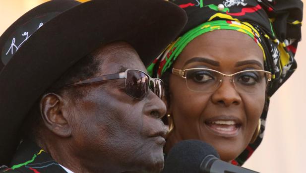 La mujer de Mugabe regresa a Zimbabue tras ser acusada de agresión en Sudáfrica