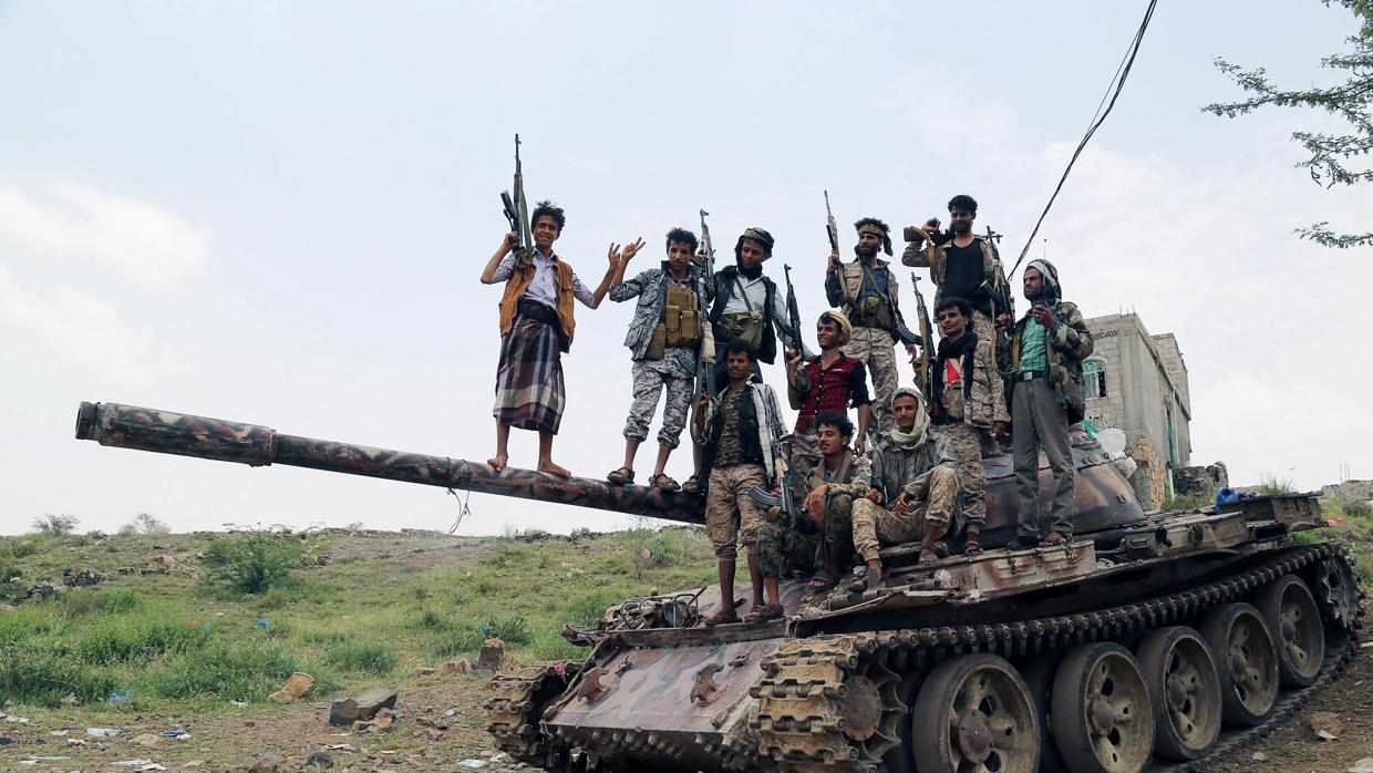 Un grupo de soldados progubernamentales en la ciudad yemení de Taiz