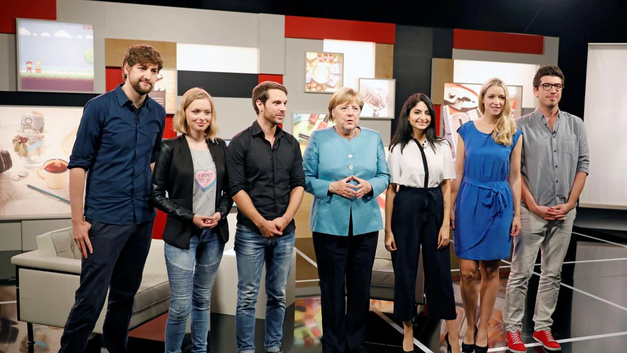 La canciller alemana, angela Merkel con los youtubers que le han entrevistado