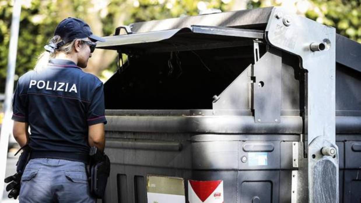 Miembros de la policía italiana observan un contenedor de basura en el barrio residencial de Parioli en Roma