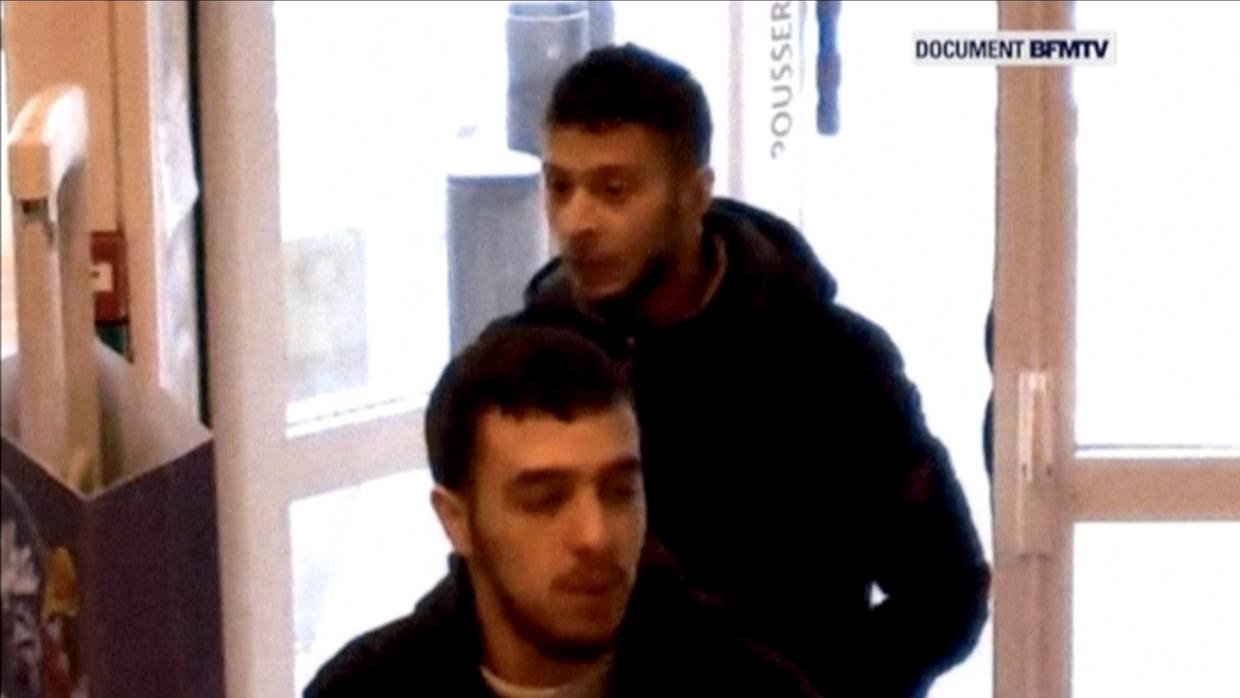 Salah Abdeslam (fondo de la imagen) junto a su cómplice Hamza Attou, a quien los investigadores atribuyen un rol secundario en los atentados