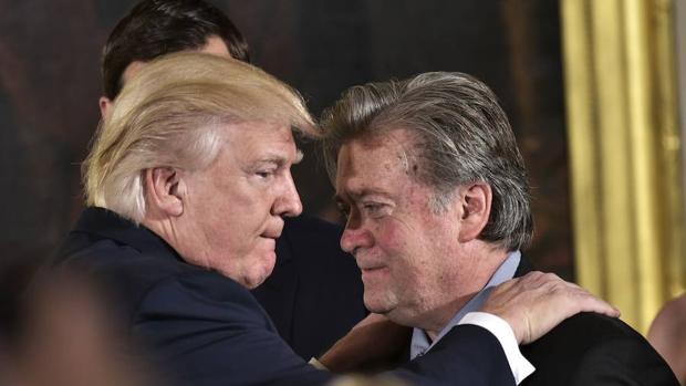 Bannon contradice a Trump sobre Pyongyang y llama «payasos» a los supremacistas de Charlottesville