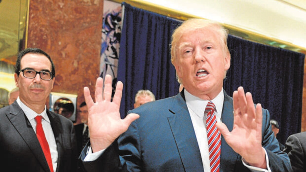 El presidente de Estados Unidos, Donald Trump, gesticula ante las cámaras
